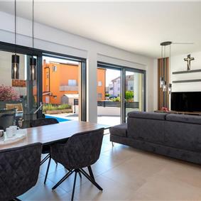 4 Bedroom Villa with Pool near Vodice town, Sibenik Riviera, sleeps 8